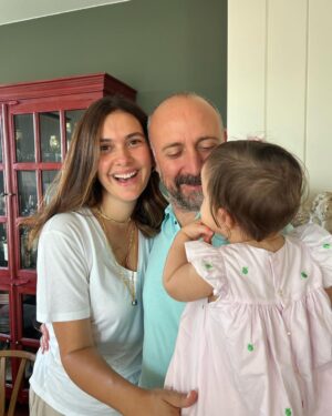 Bergüzar Korel Instagram - Sen hep evlatlarımızı omzunda taşıdın.
Hepsini baş tacı yaptın.
Her biri o kadar şanslı ki.
Çok şanslıyım,çok şanslıyız🧿
İyi ki varsın babamız.