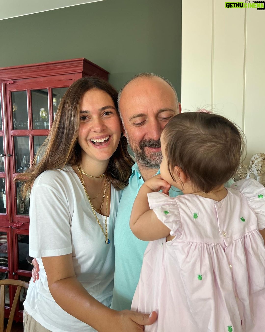 Bergüzar Korel - 301.5K Likes - Sen hep evlatlarımızı omzunda taşıdın.
Hepsini baş tacı yaptın.
Her biri o kadar şanslı ki.
Çok şanslıyım,çok şanslıyız🧿
İyi ki varsın babamız.