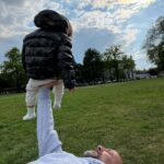 Bergüzar Korel Instagram - Sen hep evlatlarımızı omzunda taşıdın. Hepsini baş tacı yaptın. Her biri o kadar şanslı ki. Çok şanslıyım,çok şanslıyız🧿 İyi ki varsın babamız.