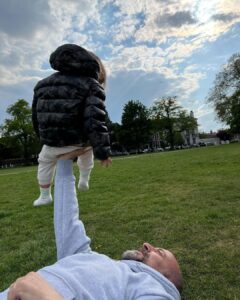 Bergüzar Korel Instagram - Sen hep evlatlarımızı omzunda taşıdın. Hepsini baş tacı yaptın. Her biri o kadar şanslı ki. Çok şanslıyım,çok şanslıyız🧿 İyi ki varsın babamız.