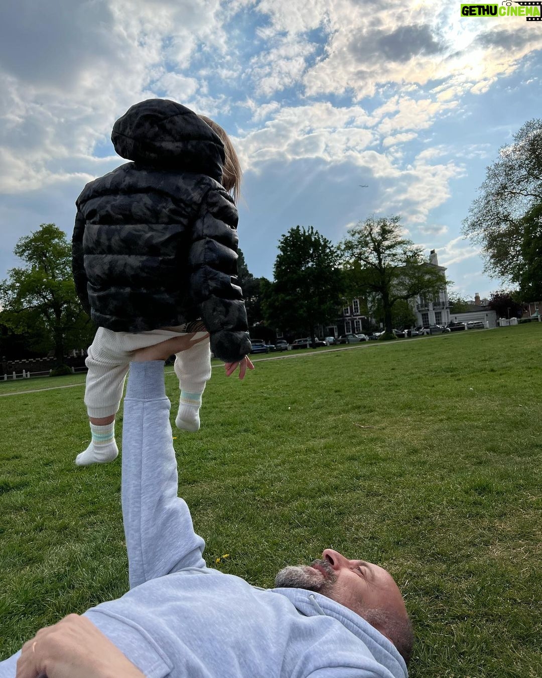 Bergüzar Korel - 301.5K Likes - Sen hep evlatlarımızı omzunda taşıdın.
Hepsini baş tacı yaptın.
Her biri o kadar şanslı ki.
Çok şanslıyım,çok şanslıyız🧿
İyi ki varsın babamız.