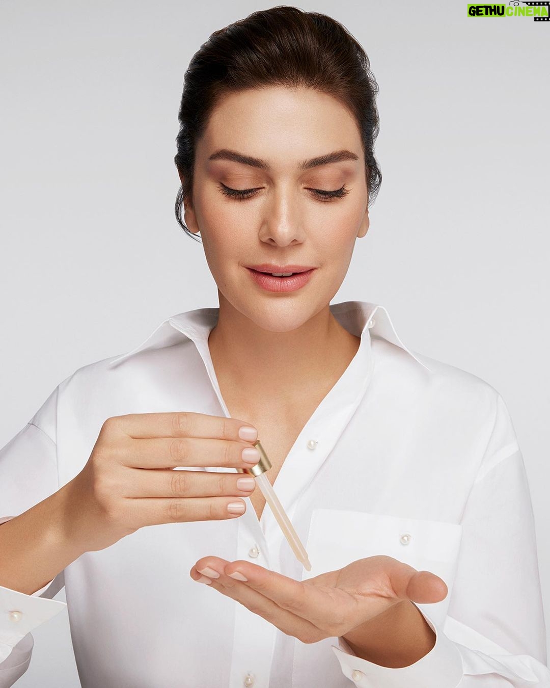 Bergüzar Korel Instagram - Yaşlanma karşıtı bir bakıma başladığımızda bunu rutin haline getirmemiz, her ürünü düzenli kullanmamız çok önemli. “Gündüz serumu” da gündüz bakımının vazgeçilmez ürünü! ✨ Anti-age Global gündüz serumu oranında doğal içeriğe sahip formülü ile bitki kök hücrelerinden elde edilen faydalı bileşenlerin en yoğun ve en etkili halini barındırıyor. Cildi canlandıran C vitamini ve leke karşıtı etki yapan meyan kökü ile etkin cilt bakımının tadını çıkarın! 🍃 #yvesrocher #köktenyenilen #bergüzarkorel #antiageglobal #yvesrocherturkiye