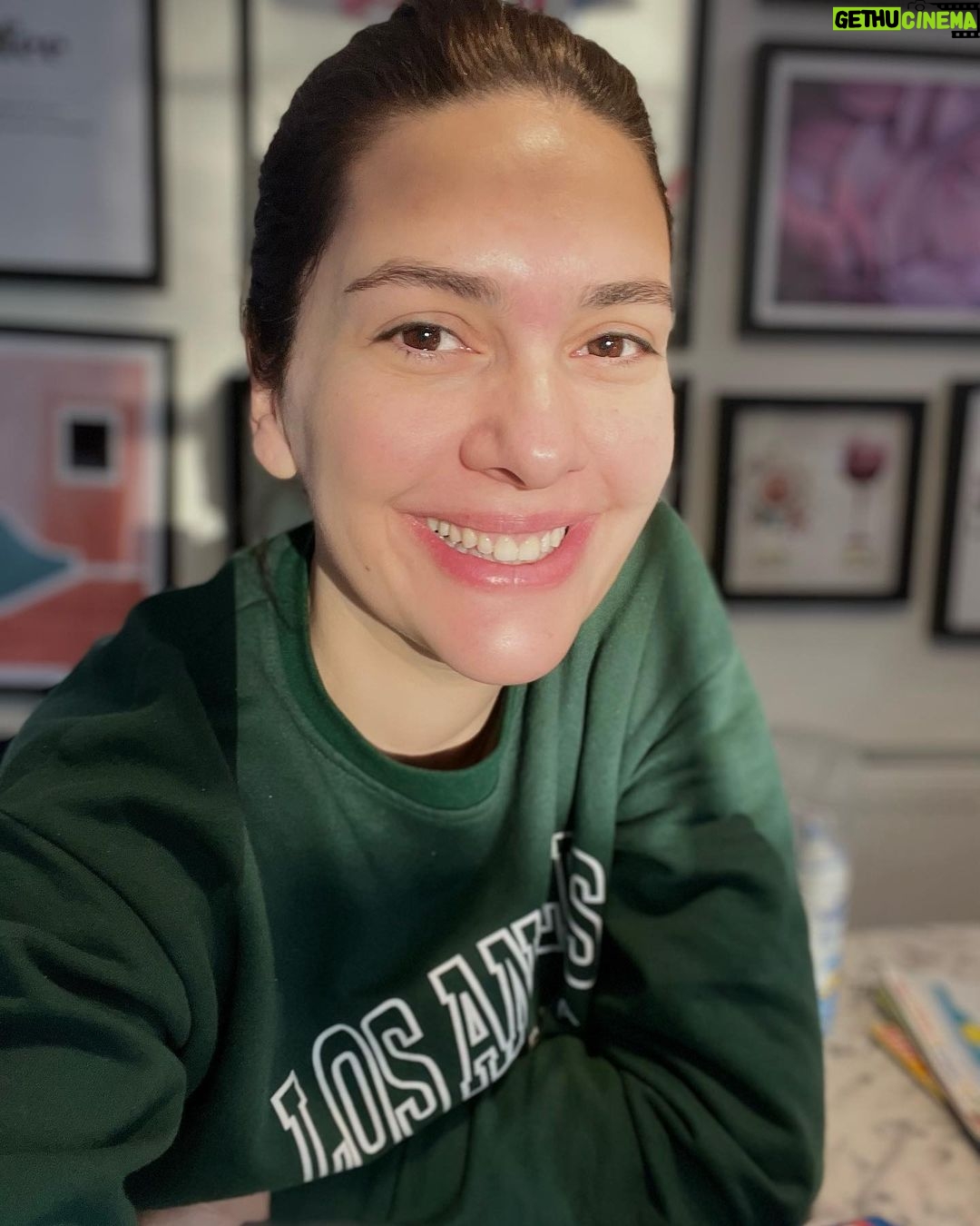 Bergüzar Korel Instagram - Mutfak camından yüzüme vuran güneşi yakalamanın mutluluğu ile günaydın,bu köşede bana çok ekmek çıkar🥐
