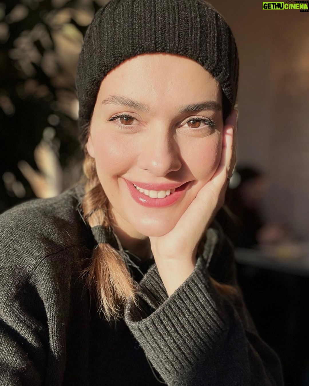 Bergüzar Korel - 267.3K Likes - Bugün baş başa kaçtık evden,
Nehir kenarında bisiklete bindik,
Sonra yemeğe oturduk,
Uyurken hep izler beni,
Güzelliğimin gölgesinde uyuyakalır,
Onu anlatıyor..
Bu romantik anlarımızı sizlerle paylaşmak istedim.
Biraz ilham almak isterseniz yana kaydırmanız yeterli..
edt:Başak olanlar beni anladı♍️
