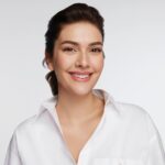 Bergüzar Korel Instagram - Yves Rocher ile birlikte hepimiz için yepyeni bir hikaye başlıyor! 👩🏻‍🔬💚 Bir şeyleri silip baştan başlamak için yeni bir yıl ne kadar da değerli bir fırsat değil mi? Yves Rocher ile yeni keşifler ve heyecanlı buluşlar bizi bekliyor 🔬🍃 Heyecan çok! Ve biz daha yeni başlıyoruz 😏 #yvesrocher #yvesrocherturkiye