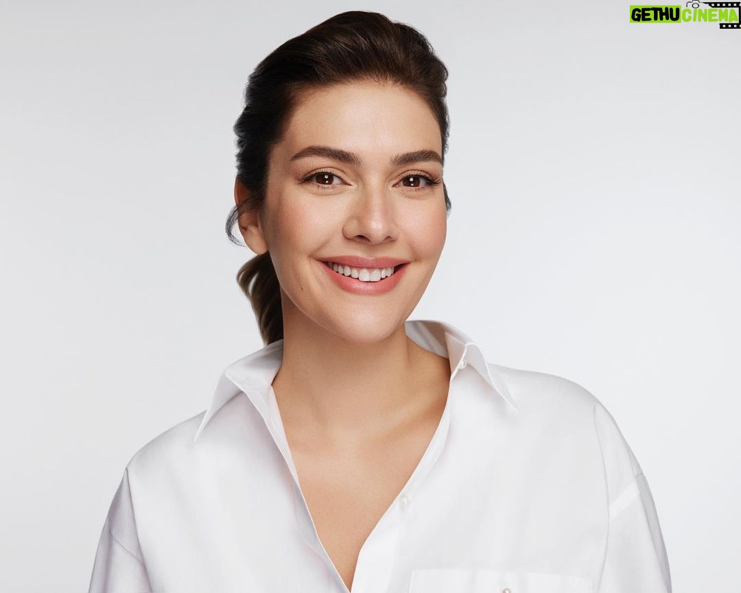 Bergüzar Korel Instagram - Yves Rocher ile birlikte hepimiz için yepyeni bir hikaye başlıyor! 👩🏻🔬💚 Bir şeyleri silip baştan başlamak için yeni bir yıl ne kadar da değerli bir fırsat değil mi? Yves Rocher ile yeni keşifler ve heyecanlı buluşlar bizi bekliyor 🔬🍃 Heyecan çok! Ve biz daha yeni başlıyoruz 😏 #yvesrocher #yvesrocherturkiye