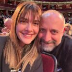 Bergüzar Korel Instagram - Haftalık #dump SKYFALL’u canlı Royal Philharmonic Orchestra eşliğinde izlemek, Sam Mendes’i sahnede görmek,geleneksel Peppa Pig sabahları, Winter Wonderland açılışı,sonbahar renklerine çıldırmak,Phillies’de acı sabah kahvesi,16:30’da bastıran karanlık,hala ayaklarımı sımsıcacık tutan ayakkabıyı bulamamış olmak,kaşındırmayan içlik arayışı,akşam sekizde çocukları uyuturken onlardan önce bayılmak,kapanış.