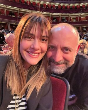 Bergüzar Korel Instagram - Haftalık #dump
SKYFALL’u canlı Royal Philharmonic Orchestra eşliğinde izlemek, Sam Mendes’i sahnede görmek,geleneksel Peppa Pig sabahları, Winter Wonderland açılışı,sonbahar renklerine çıldırmak,Phillies’de acı sabah kahvesi,16:30’da bastıran karanlık,hala ayaklarımı sımsıcacık tutan ayakkabıyı bulamamış olmak,kaşındırmayan içlik arayışı,akşam sekizde çocukları uyuturken onlardan önce bayılmak,kapanış.