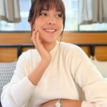 Bergüzar Korel Instagram – O yastıktan kafamı kaldırıyorum efendim,
Hani bakıyorum güneşe evet diyorum doğdu güneşim güzel bi şarkı güzel bi banyo bi ezberimi geçiyorum sağlam bi kavaltı modumu yakalıyorum.
Her sanata da saygı duymak lazım.
Ben oyuncuyum vatandaşa sevgi tılsımını yansıtıyorum..
Teşekkürler😎