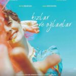 Bergüzar Korel Instagram – Kızlar ve oğlanlar geri dönüyor.
Beklemede kalın🤍
