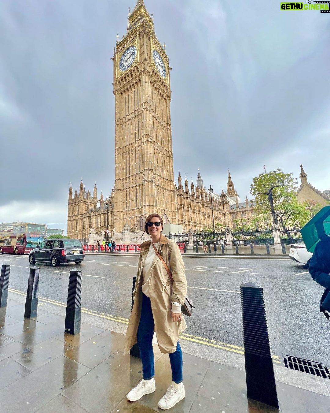 Bergüzar Korel Instagram - Telefonu ters çevirip 0,5 çekince #bigben oluyorsunuz arkadaşlar kesin bilgi.
