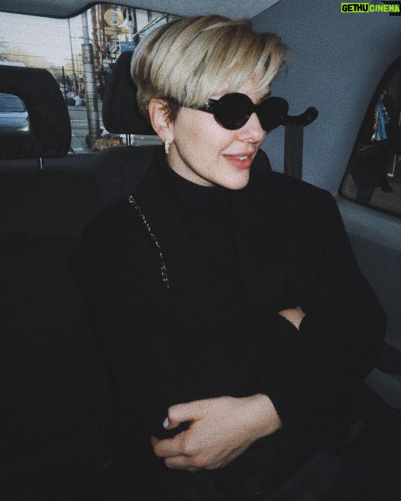Bergüzar Korel Instagram - Sloan Square Kensington arası taxiye binelim dedik @iremberberoglu Vogue çekmiş haberim yok😂