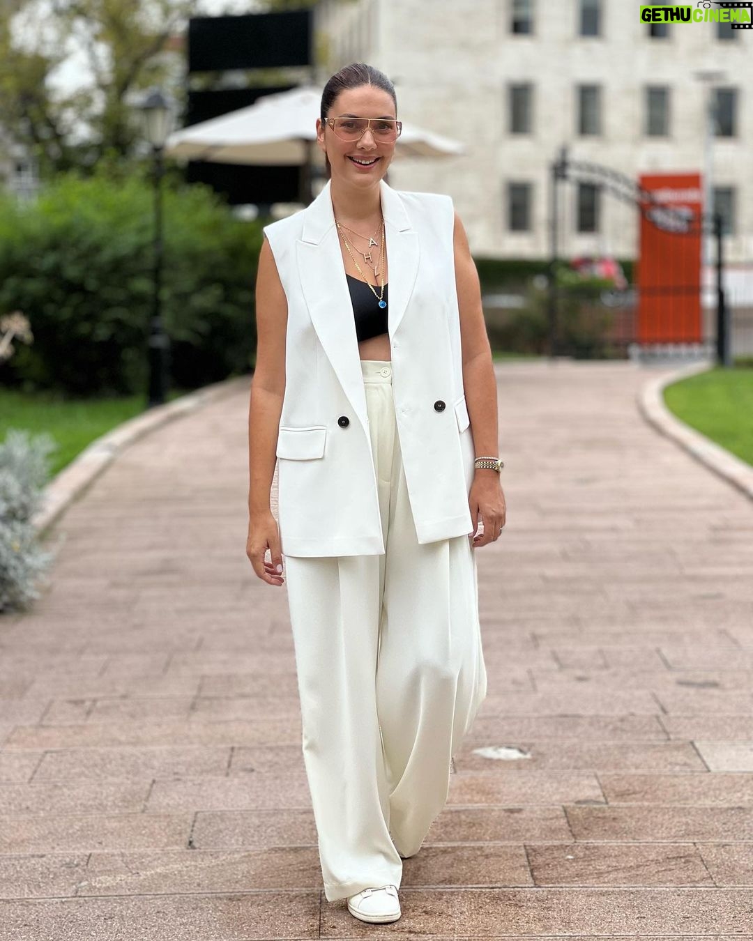 Bergüzar Korel - 111K Likes - Uzun zaman sonra canım markam @hepsiburada ile tüm sevdiklerimle bir aradayım🤍
#işbirliği