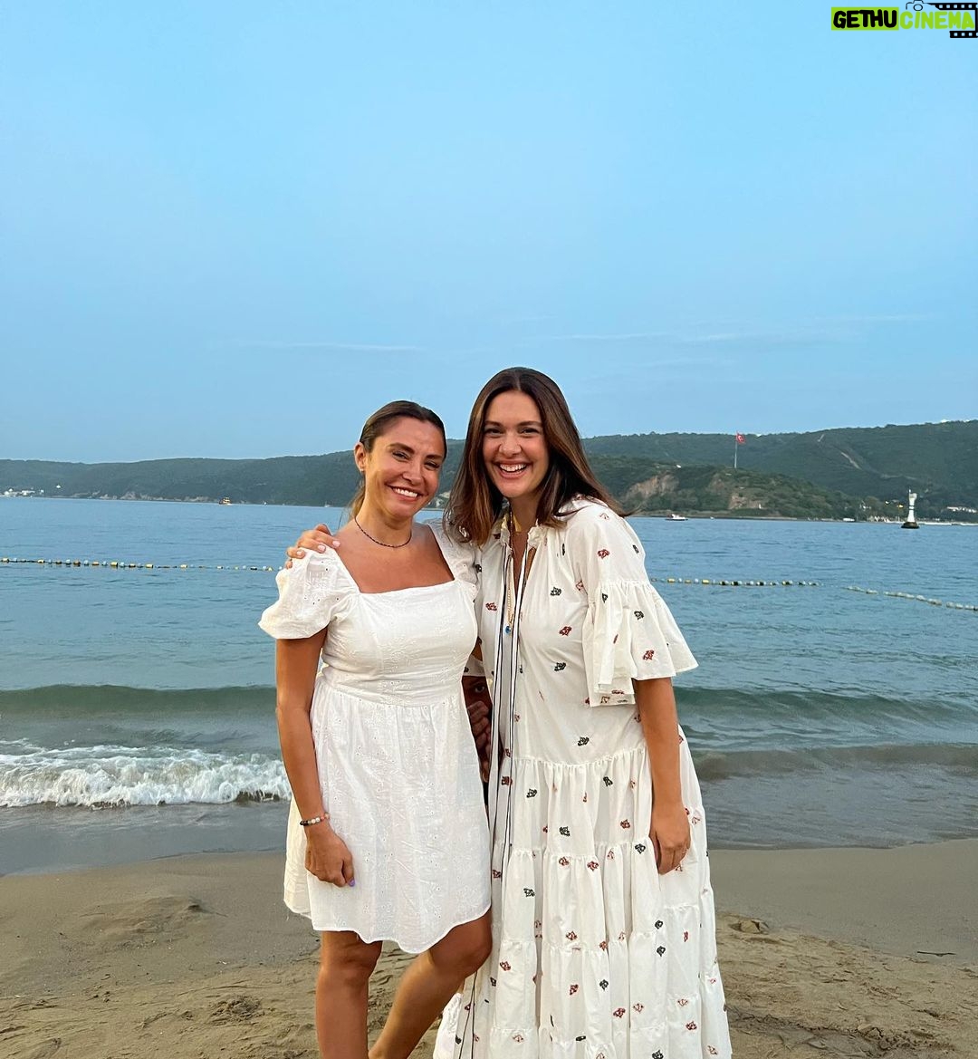Bergüzar Korel - 74.1K Likes - Pınar:Doğumgününde ikimizin çektirdiği fotoları yollasana.
Sonuç:💆🏾♀️😂
Sonu diil başı sürprizli🤪
