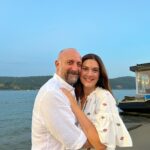 Bergüzar Korel Instagram - Tanıştığımızda halit şu anki yaşımdan 7 ben ise 18 yaş küçüktüm. Fotoğraftakilerin yarısından fazlasının ortalaması ise sanırım 30 yıl. Sizce ben kaç yaşındayım? Teşekkürler. #latethirties #fortysomething Maldives Islands