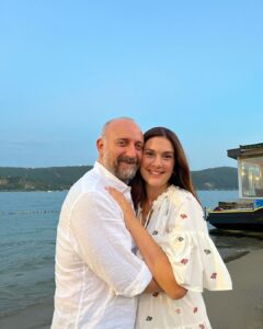 Bergüzar Korel Instagram - Tanıştığımızda halit şu anki yaşımdan 7 ben ise 18 yaş küçüktüm. Fotoğraftakilerin yarısından fazlasının ortalaması ise sanırım 30 yıl. Sizce ben kaç yaşındayım? Teşekkürler. #latethirties #fortysomething Maldives Islands