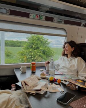 Bergüzar Korel Instagram - Masa instagram dünyasından çok uzakta😂
#londonwiththreekids