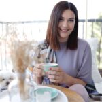 Bergüzar Korel Instagram - Ailen neresi ise evin orası elbet.. Ama küçük balkonumu,kahve makinamı,koltuğumu,duvarlarımı,duşumu,kapımı,halımı,oyun odasındaki minderleri,yastığımı,duvarlardaki fotoğraflarımı,buzdolabı üzerinde duran gittiğimiz her ülkeden büyük bir heyecanla getirdiğim magnetlerimizi, ali’min ilk yaptığı resmi,odamıza vuran güneşi,gece kalktığımda çocuklarım uyurken öpüp kulaklarına dua fısıldamak için geçtiğim koridoru,kahvaltı soframızı,tabaklarımı,havlumu,çarşafımı,sabunumu,dolaplarımı,evi ev yapan duvarlarda bizde iz bırakan tüm anılarımızı… Çok özlüyorum.. Bu liste böyle uzar gider.. Kimine deli saçması geliyor biliyorum. Al hepsini yanına bitsin bu dert diyebilirsiniz. Ama öyle değil işte☺️ Benim gibi olduğu yere kök salan biri için bütün bunların anlamı çok büyük. Şimdi olduğumuz yerde anıları biriktirip daha büyük bir heyecan ve özlemle tüm sevdiklerimizle uzun sofralarda buluşuyoruz aslında. “Canım çok özledim bi kahve içelim” samimiyetsizliği hiç uğramıyor artık mahallemize,planlar yapılıyor ve gerçekten birbirimize kavuştuğumuz an dibine vuruyoruz hasretin de muhabbetin de yemeğin de. Bu güzel işte🤍