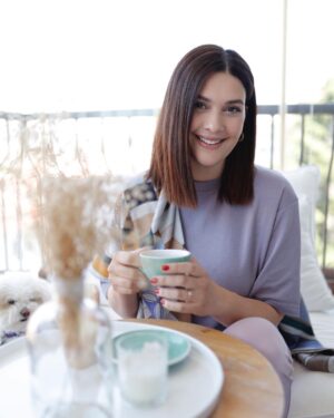 Bergüzar Korel Instagram - Ailen neresi ise evin orası elbet..
Ama küçük balkonumu,kahve makinamı,koltuğumu,duvarlarımı,duşumu,kapımı,halımı,oyun odasındaki minderleri,yastığımı,duvarlardaki fotoğraflarımı,buzdolabı üzerinde duran gittiğimiz her ülkeden büyük bir heyecanla getirdiğim magnetlerimizi, ali’min ilk yaptığı resmi,odamıza vuran güneşi,gece kalktığımda çocuklarım uyurken öpüp kulaklarına dua fısıldamak için geçtiğim koridoru,kahvaltı soframızı,tabaklarımı,havlumu,çarşafımı,sabunumu,dolaplarımı,evi ev yapan duvarlarda bizde  iz bırakan tüm anılarımızı…
Çok özlüyorum..
Bu liste böyle uzar gider..
Kimine deli saçması geliyor biliyorum.
Al hepsini yanına bitsin bu dert diyebilirsiniz.
Ama öyle değil işte☺️
Benim gibi olduğu yere kök salan biri için  bütün bunların anlamı çok büyük.
Şimdi olduğumuz yerde anıları biriktirip daha büyük bir heyecan ve özlemle tüm sevdiklerimizle uzun sofralarda buluşuyoruz aslında.
“Canım çok özledim bi kahve içelim” samimiyetsizliği hiç uğramıyor artık mahallemize,planlar yapılıyor ve gerçekten birbirimize kavuştuğumuz an dibine vuruyoruz hasretin de muhabbetin de yemeğin de.
Bu güzel işte🤍