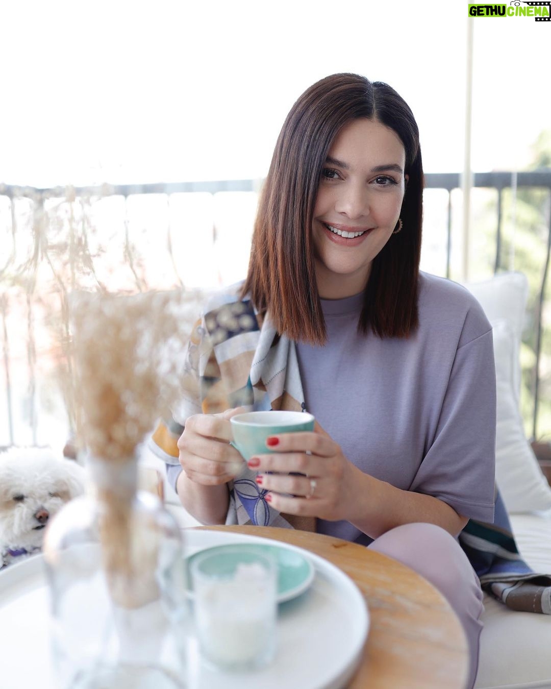Bergüzar Korel - 115.5K Likes - Ailen neresi ise evin orası elbet..
Ama küçük balkonumu,kahve makinamı,koltuğumu,duvarlarımı,duşumu,kapımı,halımı,oyun odasındaki minderleri,yastığımı,duvarlardaki fotoğraflarımı,buzdolabı üzerinde duran gittiğimiz her ülkeden büyük bir heyecanla getirdiğim magnetlerimizi, ali’min ilk yaptığı resmi,odamıza vuran güneşi,gece kalktığımda çocuklarım uyurken öpüp kulaklarına dua fısıldamak için geçtiğim koridoru,kahvaltı soframızı,tabaklarımı,havlumu,çarşafımı,sabunumu,dolaplarımı,evi ev yapan duvarlarda bizde iz bırakan tüm anılarımızı…
Çok özlüyorum..
Bu liste böyle uzar gider..
Kimine deli saçması geliyor biliyorum.
Al hepsini yanına bitsin bu dert diyebilirsiniz.
Ama öyle değil işte☺️
Benim gibi olduğu yere kök salan biri için bütün bunların anlamı çok büyük.
Şimdi olduğumuz yerde anıları biriktirip daha büyük bir heyecan ve özlemle tüm sevdiklerimizle uzun sofralarda buluşuyoruz aslında.
“Canım çok özledim bi kahve içelim” samimiyetsizliği hiç uğramıyor artık mahallemize,planlar yapılıyor ve gerçekten birbirimize kavuştuğumuz an dibine vuruyoruz hasretin de muhabbetin de yemeğin de.
Bu güzel işte🤍