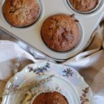 Bergüzar Korel Instagram - Yıllarca çalışırken sete götürdüğüm herkesin yerken kendinden geçtiği havuçlu muffin tarifimi veriyorum. Ayrıca evde çocuklar için müthiş oluyor, kokusu evi yuva yapan cinsten:) Ben muffin kalıplarında seviyorum isteyen kek kalıbına dökebilir. Havuçlu Muffin Malzemeler 175 gr Un 150 gr şeker 2 büyük yumurta 1/2 çay kaşığı karbonat 1/2 çay kaşığı kabartma tozu Bir çimdik tuz 1 tatlı kaşığı tarçın 2 adet rendelenmiş havuç(ben aceleden kocaman rendelemişim küçük rendelemenizi öneririm) 1 rendelenmiş elma 120 gr sıvı yağ Vanilya 100 gr ceviz (tercihen) Yapılışı Fırını fan ayarında 180 dereceye ayarla Cevizleri isteğe bağlı fırında ya da hafif tereyağda tavada 5/8 dk kavur. Yumurta ve vanilyayı çırp. Un, şeker, karbonat, kabartma tozu, tarçını karıştır, cevizleri ekle. Kuruların içine çırpılmış yumurta karışımını koy, bir spatula yardımıyla karıştır. Elma ve havuç rendesini karışımın içine kat, karıştır. Kaplara yerleştir, 20-25 dk pişir. Bittiii. Afiyet olsun:)