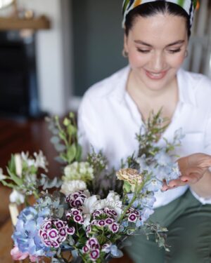 Bergüzar Korel Instagram - Havaların ısınmasına karşı yine ve yeniden;
Baharcılık kazanacak!!
İyi pazarlar🌸