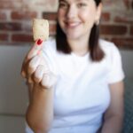 Bergüzar Korel Instagram - Bu üç malzemeli buram buram tereyağ kokan tarifi ne zamandır sizinle paylaşmak istiyordum. İskoçların meşhur shortbread’i,bilen bilir. Hazırlaması 10 dk pişmesi 15-20 dakika. Sabahtan beri telefonu elime alıyorum ama iki kelime yazıp kafamda ya bir itfaiye şapkası ile yangın söndürüyorum ya da emziriyorum🙄 Araya da önümüzdeki günlerde büyük bir heyecanla sizlerle paylaşacağım sürprizimin toplantıları ve teknik işlerini aldım.. 🤗 Neyse🙈 Buyrun tarif aşağıda🤍 125 gr tereyağ (oda sıcaklığında) 55 gr pudra şekeri 185 gr un Fırını 170 dereceye ayarla yağ ve şekeri çırp unu dök yoğur şekillere ayır BİTTİİİİ💃🏾 Süte mi banarsın çaya mı kahveye mi senin bileceğin 🤤 Benim favorim tabii ki çay😍 Akşam Erşan Kuneri’yi izlerken iyi gider😉 Afiyet olsun.