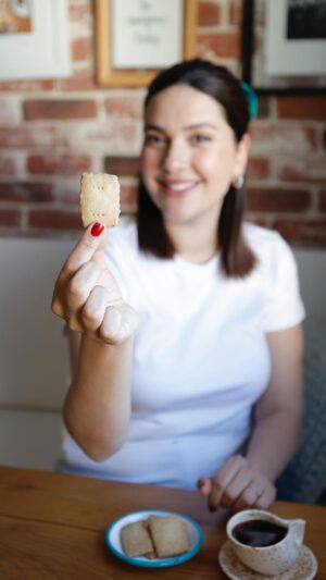 Bergüzar Korel Instagram - Bu üç malzemeli buram buram tereyağ kokan tarifi ne zamandır sizinle paylaşmak istiyordum. 
İskoçların meşhur shortbread’i,bilen bilir.
Hazırlaması 10 dk pişmesi 15-20 dakika.
Sabahtan beri telefonu elime alıyorum ama iki kelime yazıp kafamda ya bir itfaiye şapkası ile yangın söndürüyorum ya da emziriyorum🙄
Araya da önümüzdeki günlerde büyük bir heyecanla sizlerle paylaşacağım sürprizimin toplantıları ve teknik işlerini aldım.. 🤗 
Neyse🙈
Buyrun tarif aşağıda🤍

125 gr tereyağ (oda sıcaklığında)
55 gr pudra şekeri
185 gr un

Fırını 170 dereceye ayarla 
yağ ve şekeri çırp 
unu dök
yoğur 
şekillere ayır
BİTTİİİİ💃🏾
Süte mi banarsın çaya mı kahveye mi senin bileceğin 🤤
Benim favorim tabii ki çay😍
Akşam Erşan Kuneri’yi izlerken iyi gider😉
Afiyet olsun.