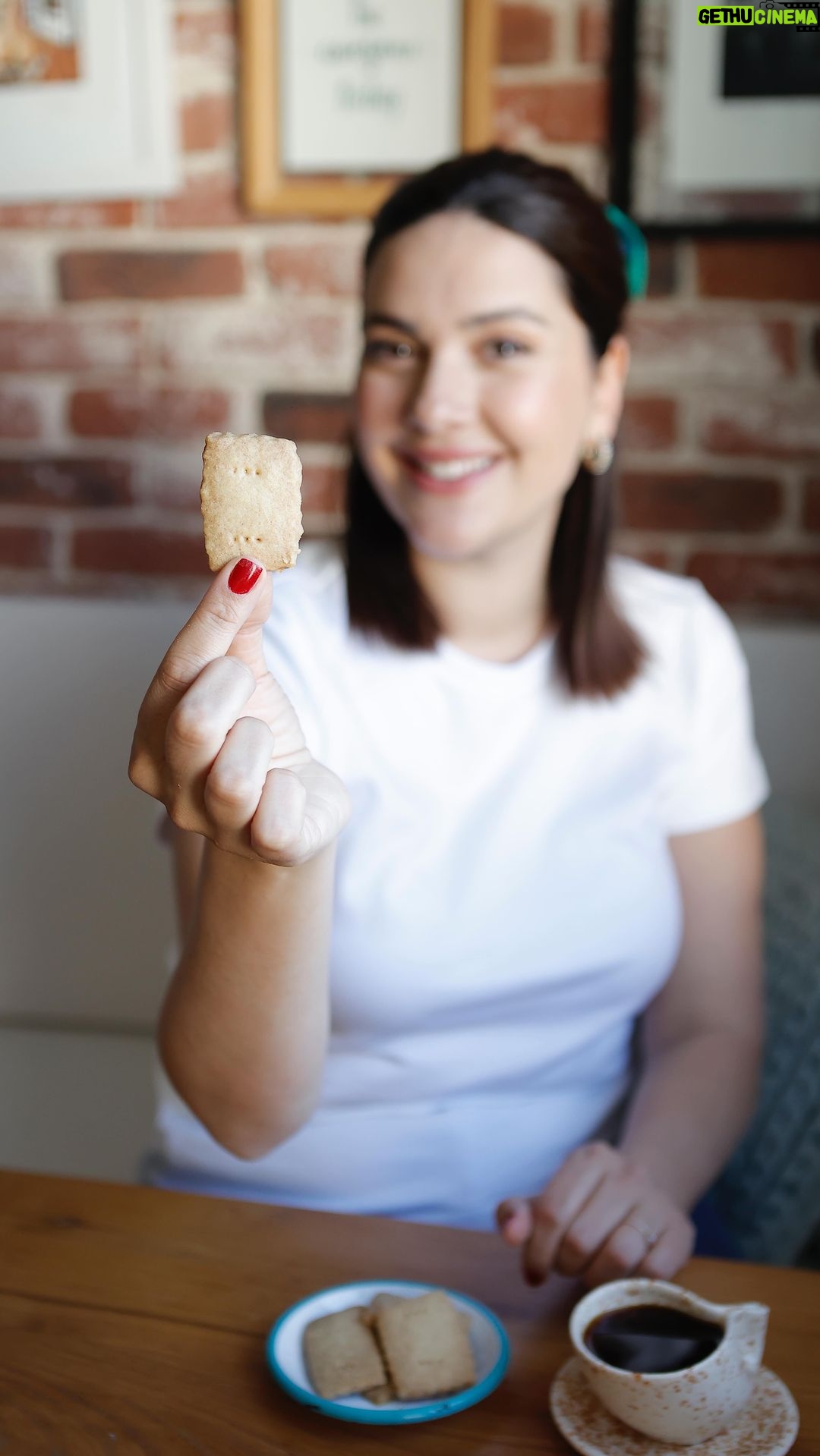 Bergüzar Korel - 124.9K Likes - Bu üç malzemeli buram buram tereyağ kokan tarifi ne zamandır sizinle paylaşmak istiyordum.
İskoçların meşhur shortbread’i,bilen bilir.
Hazırlaması 10 dk pişmesi 15-20 dakika.
Sabahtan beri telefonu elime alıyorum ama iki kelime yazıp kafamda ya bir itfaiye şapkası ile yangın söndürüyorum ya da emziriyorum🙄
Araya da önümüzdeki günlerde büyük bir heyecanla sizlerle paylaşacağım sürprizimin toplantıları ve teknik işlerini aldım.. 🤗
Neyse🙈
Buyrun tarif aşağıda🤍
125 gr tereyağ (oda sıcaklığında)
55 gr pudra şekeri
185 gr un
Fırını 170 dereceye ayarla
yağ ve şekeri çırp
unu dök
yoğur
şekillere ayır
BİTTİİİİ💃🏾
Süte mi banarsın çaya mı kahveye mi senin bileceğin 🤤
Benim favorim tabii ki çay😍
Akşam Erşan Kuneri’yi izlerken iyi gider😉
Afiyet olsun.