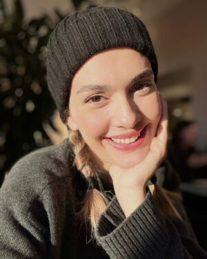 Bergüzar Korel Instagram - Bugün baş başa kaçtık evden,
Nehir kenarında bisiklete bindik,
Sonra yemeğe oturduk,
Uyurken hep izler beni,
Güzelliğimin gölgesinde uyuyakalır,
Onu anlatıyor..
Bu romantik anlarımızı sizlerle paylaşmak istedim.
Biraz ilham almak isterseniz yana kaydırmanız yeterli..

edt:Başak olanlar beni anladı♍️