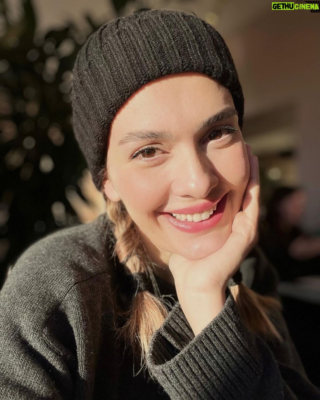 Bergüzar Korel - 267.3K Likes - Bugün baş başa kaçtık evden,
Nehir kenarında bisiklete bindik,
Sonra yemeğe oturduk,
Uyurken hep izler beni,
Güzelliğimin gölgesinde uyuyakalır,
Onu anlatıyor..
Bu romantik anlarımızı sizlerle paylaşmak istedim.
Biraz ilham almak isterseniz yana kaydırmanız yeterli..
edt:Başak olanlar beni anladı♍️