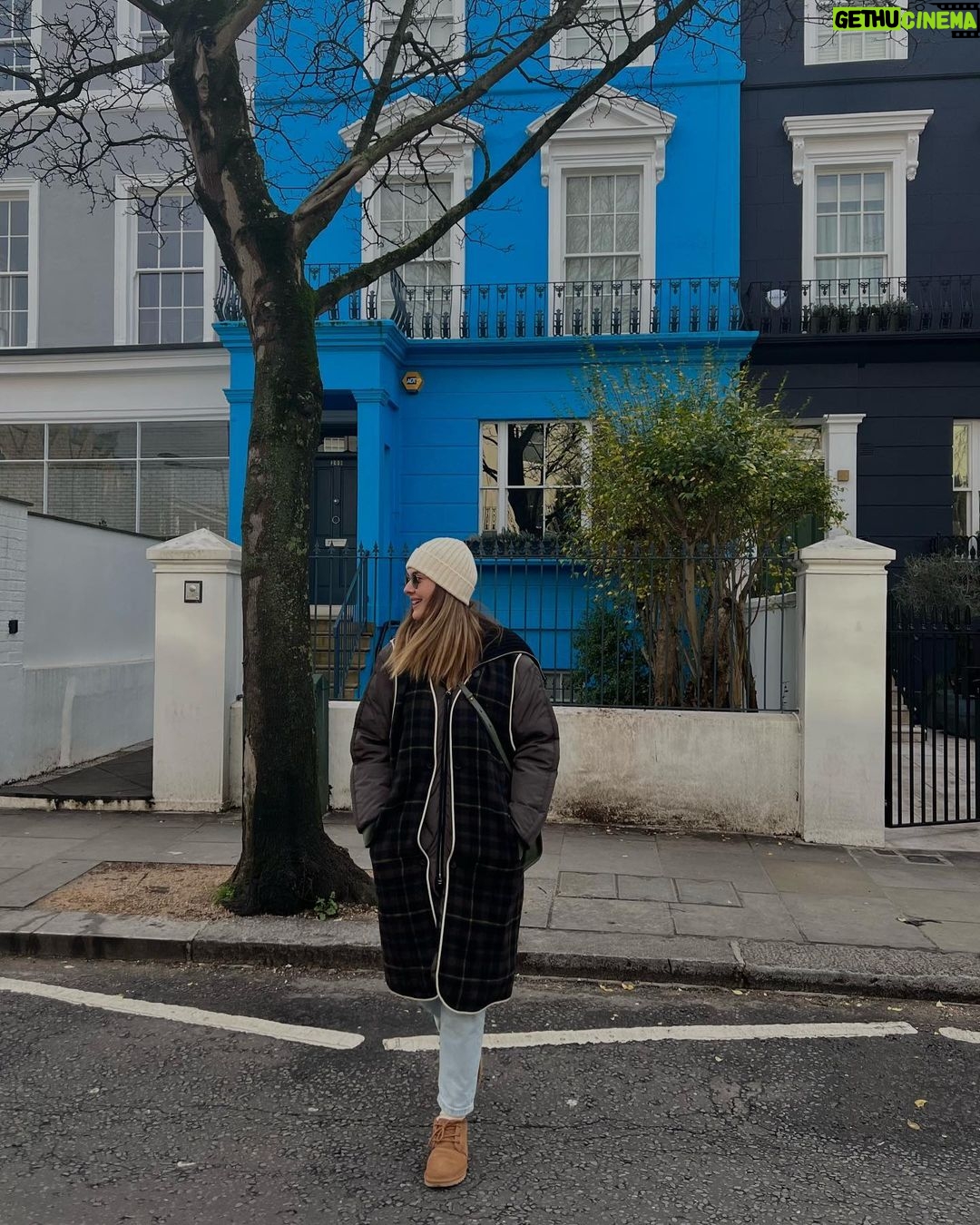 Bergüzar Korel Instagram - Friends in town🤍 📸 lovely @meldanar13 Westbourne Grove