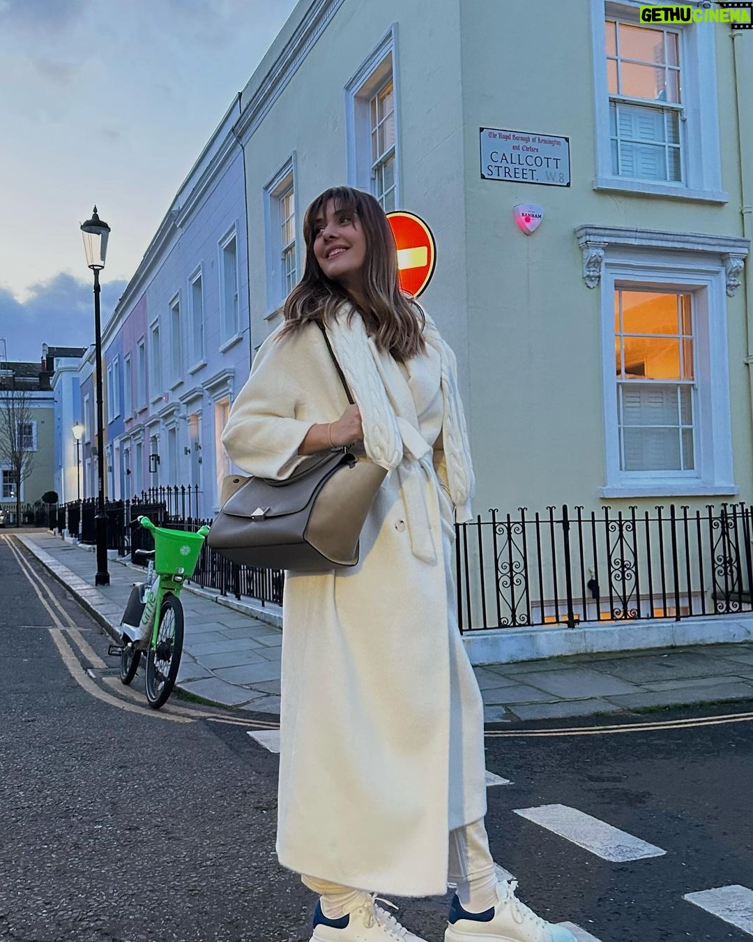 Bergüzar Korel Instagram - Notting Hill 🤍 Me 📸 @iremberberoglu