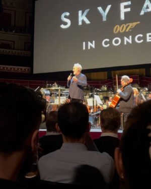 Bergüzar Korel Instagram - Haftalık #dump
SKYFALL’u canlı Royal Philharmonic Orchestra eşliğinde izlemek, Sam Mendes’i sahnede görmek,geleneksel Peppa Pig sabahları, Winter Wonderland açılışı,sonbahar renklerine çıldırmak,Phillies’de acı sabah kahvesi,16:30’da bastıran karanlık,hala ayaklarımı sımsıcacık tutan ayakkabıyı bulamamış olmak,kaşındırmayan içlik arayışı,akşam sekizde çocukları uyuturken onlardan önce bayılmak,kapanış.