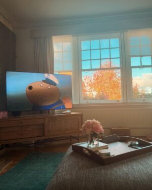 Bergüzar Korel Instagram - Haftalık #dump
SKYFALL’u canlı Royal Philharmonic Orchestra eşliğinde izlemek, Sam Mendes’i sahnede görmek,geleneksel Peppa Pig sabahları, Winter Wonderland açılışı,sonbahar renklerine çıldırmak,Phillies’de acı sabah kahvesi,16:30’da bastıran karanlık,hala ayaklarımı sımsıcacık tutan ayakkabıyı bulamamış olmak,kaşındırmayan içlik arayışı,akşam sekizde çocukları uyuturken onlardan önce bayılmak,kapanış.