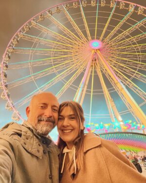 Bergüzar Korel Instagram - Haftalık #dump
SKYFALL’u canlı Royal Philharmonic Orchestra eşliğinde izlemek, Sam Mendes’i sahnede görmek,geleneksel Peppa Pig sabahları, Winter Wonderland açılışı,sonbahar renklerine çıldırmak,Phillies’de acı sabah kahvesi,16:30’da bastıran karanlık,hala ayaklarımı sımsıcacık tutan ayakkabıyı bulamamış olmak,kaşındırmayan içlik arayışı,akşam sekizde çocukları uyuturken onlardan önce bayılmak,kapanış.