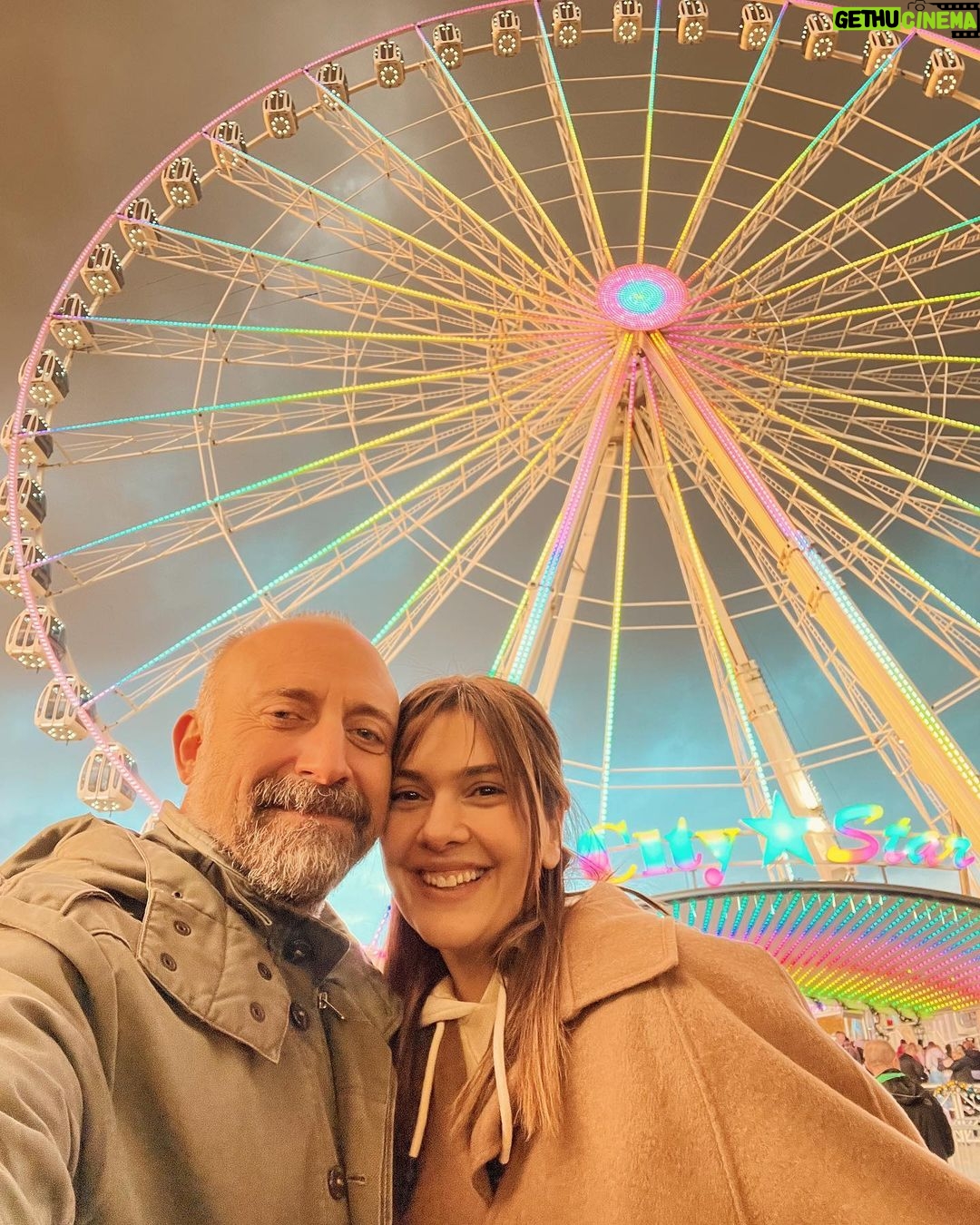 Bergüzar Korel - 186.4K Likes - Haftalık #dump
SKYFALL’u canlı Royal Philharmonic Orchestra eşliğinde izlemek, Sam Mendes’i sahnede görmek,geleneksel Peppa Pig sabahları, Winter Wonderland açılışı,sonbahar renklerine çıldırmak,Phillies’de acı sabah kahvesi,16:30’da bastıran karanlık,hala ayaklarımı sımsıcacık tutan ayakkabıyı bulamamış olmak,kaşındırmayan içlik arayışı,akşam sekizde çocukları uyuturken onlardan önce bayılmak,kapanış.