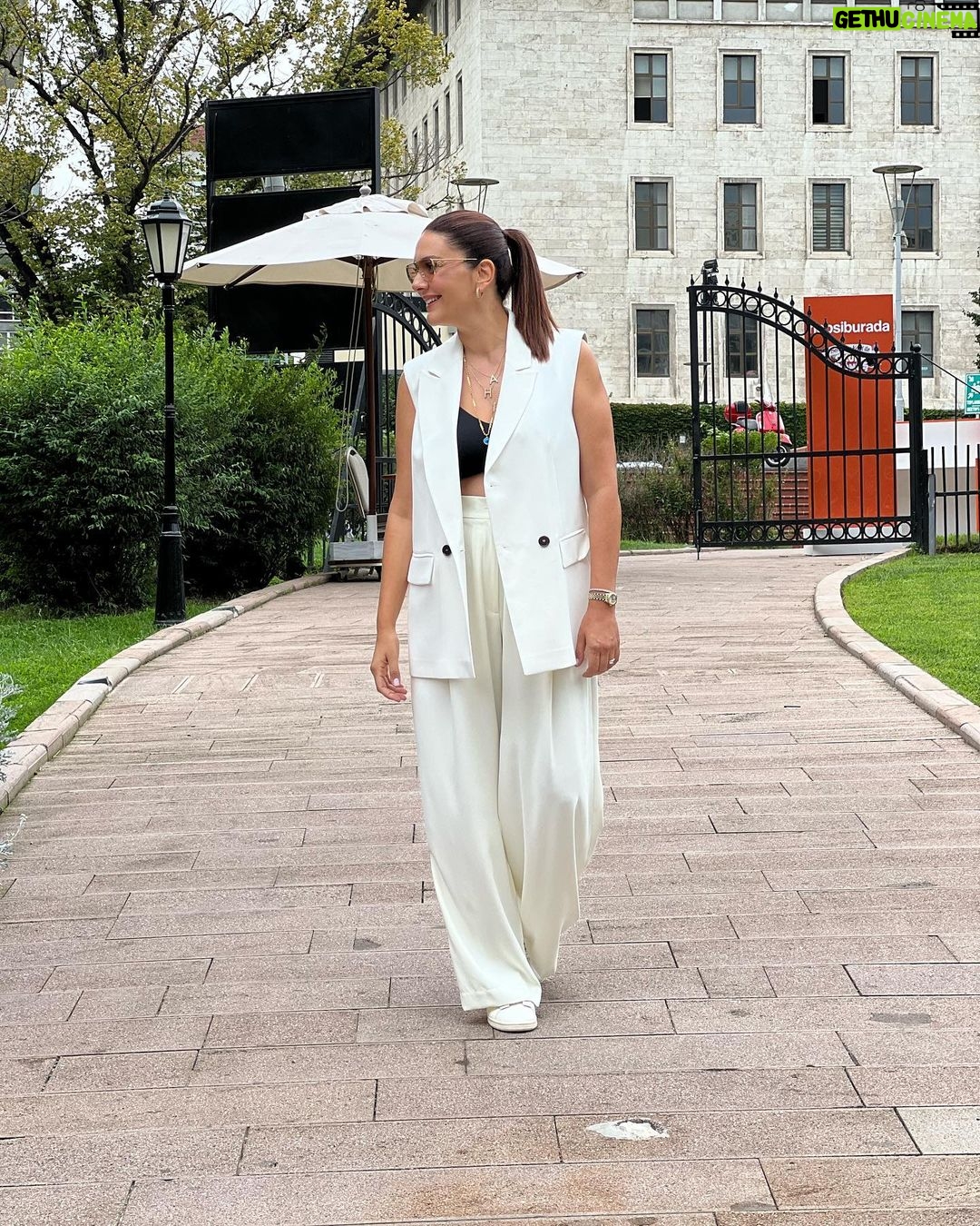 Bergüzar Korel - 111K Likes - Uzun zaman sonra canım markam @hepsiburada ile tüm sevdiklerimle bir aradayım🤍
#işbirliği