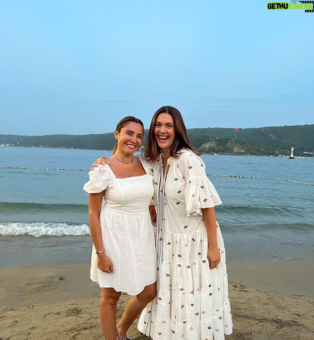 Bergüzar Korel - 74.1K Likes - Pınar:Doğumgününde ikimizin çektirdiği fotoları yollasana.
Sonuç:💆🏾♀️😂
Sonu diil başı sürprizli🤪