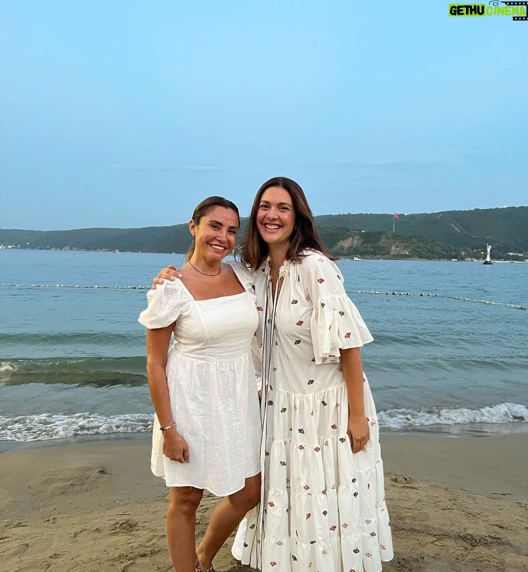 Bergüzar Korel - 74.1K Likes - Pınar:Doğumgününde ikimizin çektirdiği fotoları yollasana.
Sonuç:💆🏾♀️😂
Sonu diil başı sürprizli🤪