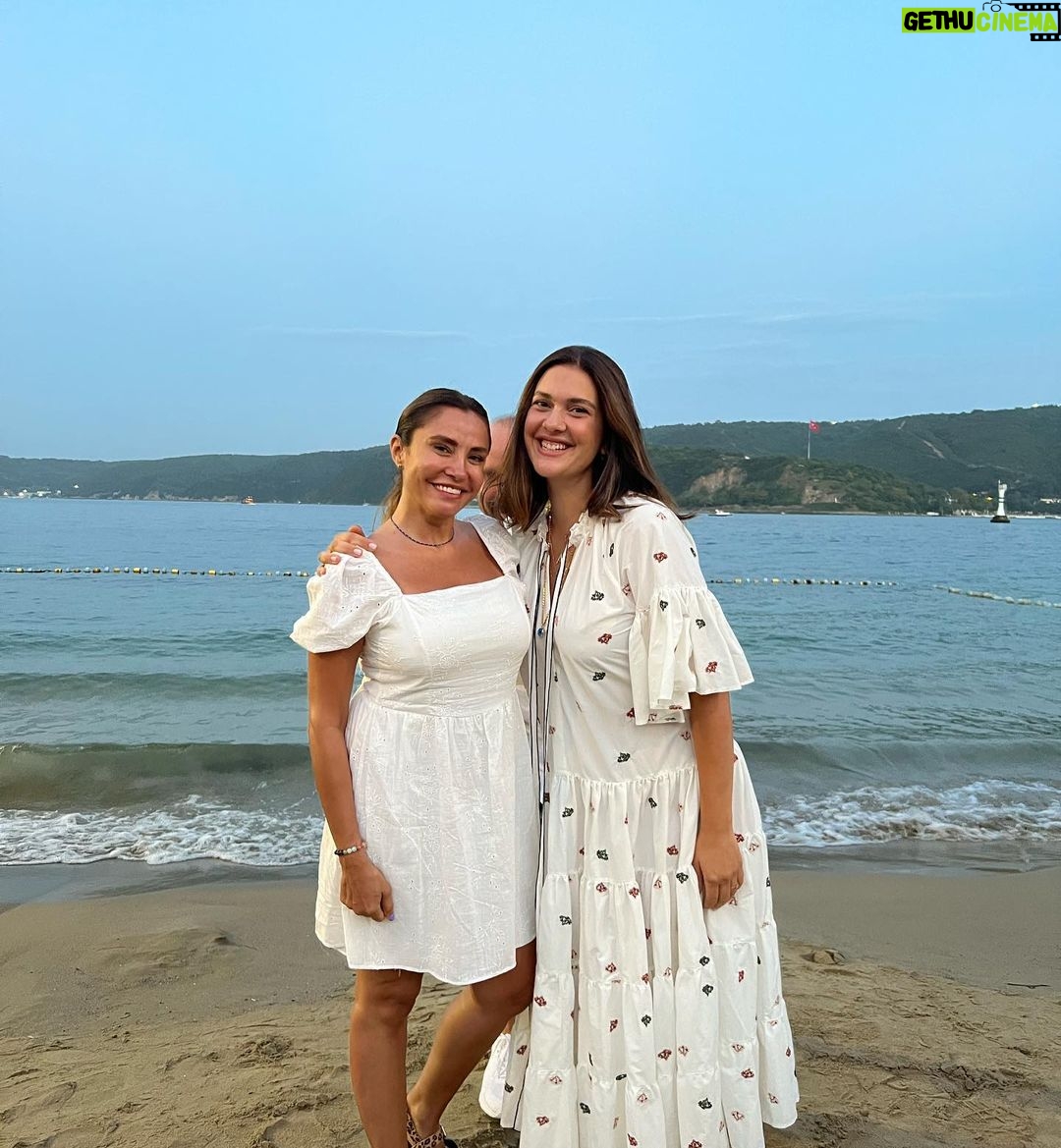 Bergüzar Korel - 74.1K Likes - Pınar:Doğumgününde ikimizin çektirdiği fotoları yollasana.
Sonuç:💆🏾♀️😂
Sonu diil başı sürprizli🤪