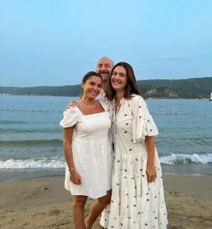 Bergüzar Korel Instagram - Pınar:Doğumgününde ikimizin çektirdiği fotoları yollasana.
Sonuç:💆🏾‍♀️😂

Sonu diil başı sürprizli🤪