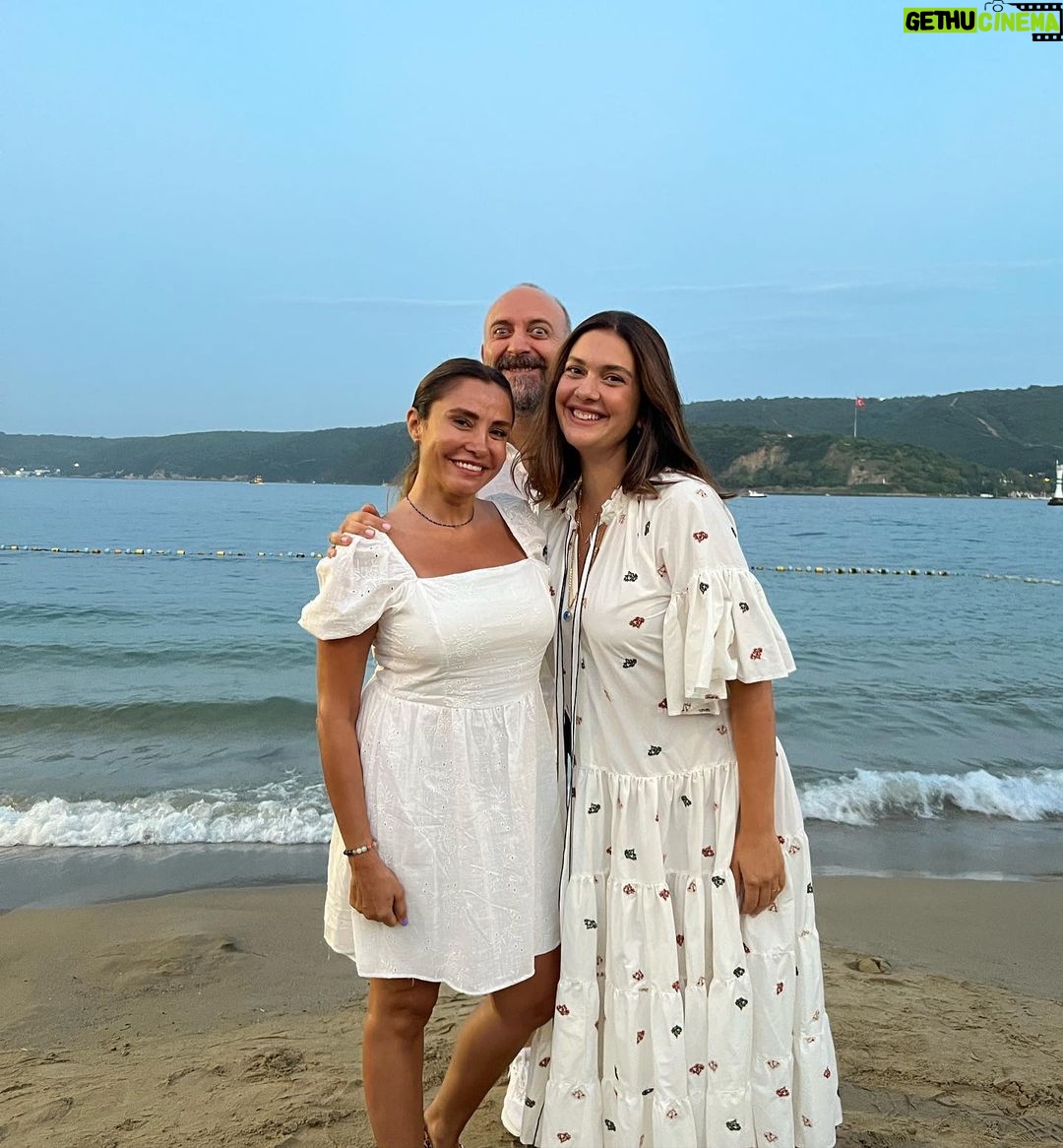 Bergüzar Korel - 74.1K Likes - Pınar:Doğumgününde ikimizin çektirdiği fotoları yollasana.
Sonuç:💆🏾♀️😂
Sonu diil başı sürprizli🤪