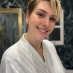Bergüzar Korel Instagram - Sanırım yerleştim. Gir çık duş değil banyoda uzun zaman geçirip düşündüm. İlk kez burada kendimi evimde hissediyorum galiba.. İlk kez evimizde bir depomuz,kocaman bazalı yataklarımız yok. Çünkü yıllar geçtikçe öğrendim ki depoladığım,sakladığım her şey olduğu yerde kalıyor,toz ve ağırlıktan başka bir şey değil. Evle ilgili beni mutlu eden ama artık vedalaşmam gereken her şeyi küçük bir not ile kapımın önüne bıraktım. “Bu eşyaların hepsi bize hep mutluluk verdi, şimdi sizi mutlu etmesi dileğiyle” dedim, camdan o küçücük bardakların,kavanozların,çerçevelerin insanları nasıl mutlu ettiğini gördükçe mutlu oldum,sohbet ettim,el salladım,kimisi hikayesini sordu anlattım. Hep biliyordum anılar eşyalarda değil aklımızda ve kalbimizde ama çocukluğumuzdan kalma öğrenilmiş o pişman olma korkusuyla eşyalara ne çok anlam yüklediğimi bir kez daha anladım. Misafir takımımı en çok kullandığım dolabıma yerleştirdim,hiçbir misafiri beklemeden mis gibi kahvaltımı yaptım. Beklemeden,kendime değer görerek hafifleyerek sadeleşmek.. Artık her şeyi kafamda tutup beynimi yormaktansa yazmaya başladım. Kendime yediremeyip her şeyi aklımda tutma devri bitti🙈 Böyle böyle küçük kararlar alıp mutlu olmayı seçtim bu evde. Sağlıkla,umutla güzel ailem ve sevdiklerimle✨