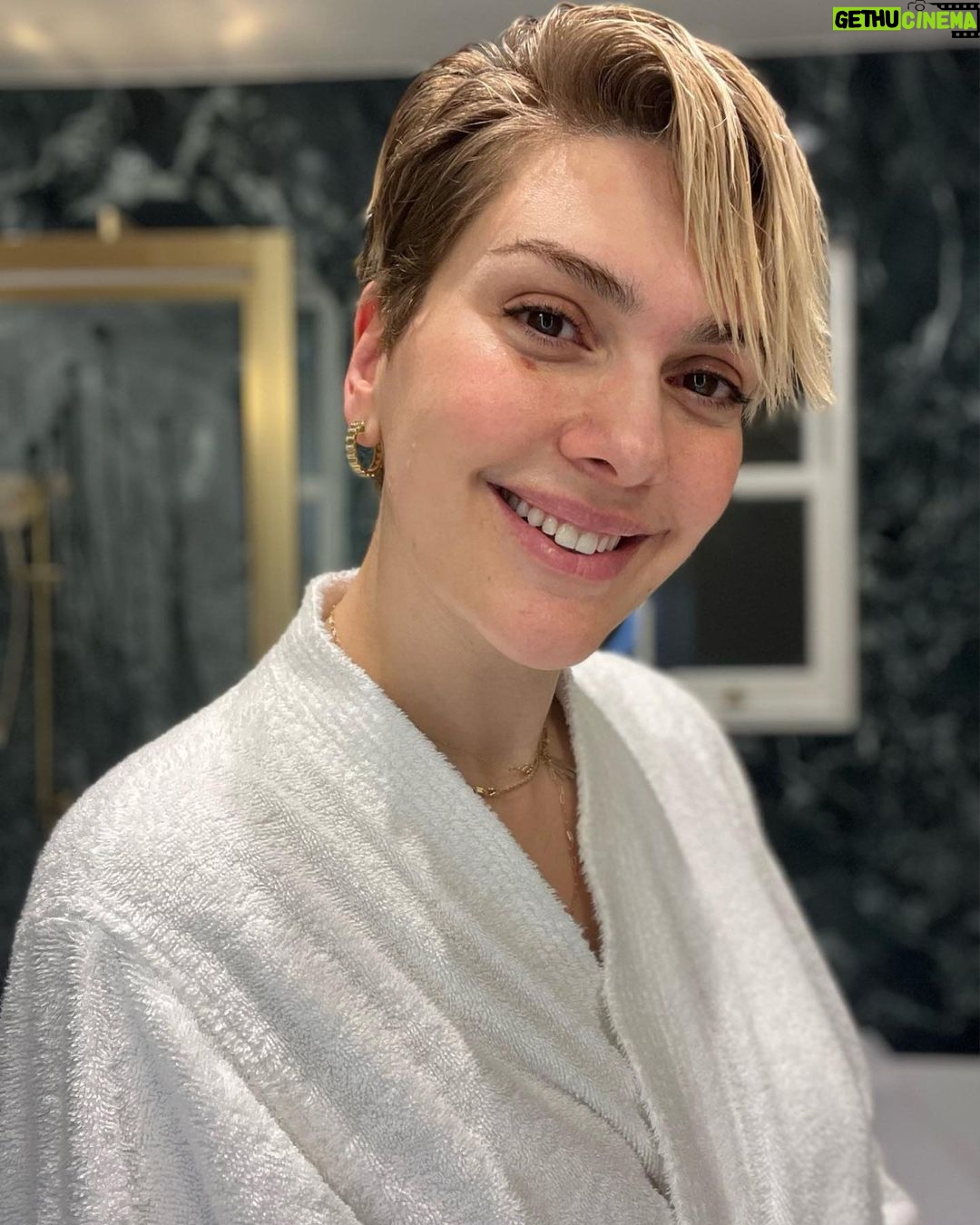 Bergüzar Korel - 92.3K Likes - Sanırım yerleştim.
Gir çık duş değil banyoda uzun zaman geçirip düşündüm.
İlk kez burada kendimi evimde hissediyorum galiba..
İlk kez evimizde bir depomuz,kocaman bazalı yataklarımız yok.
Çünkü yıllar geçtikçe öğrendim ki depoladığım,sakladığım her şey olduğu yerde kalıyor,toz ve ağırlıktan başka bir şey değil.
Evle ilgili beni mutlu eden ama artık vedalaşmam gereken her şeyi küçük bir not ile kapımın önüne bıraktım.
“Bu eşyaların hepsi bize hep mutluluk verdi, şimdi sizi mutlu etmesi dileğiyle” dedim, camdan o küçücük bardakların,kavanozların,çerçevelerin insanları nasıl mutlu ettiğini gördükçe mutlu oldum,sohbet ettim,el salladım,kimisi hikayesini sordu anlattım.
Hep biliyordum anılar eşyalarda değil aklımızda ve kalbimizde ama çocukluğumuzdan kalma öğrenilmiş o pişman olma korkusuyla eşyalara ne çok anlam yüklediğimi bir kez daha anladım.
Misafir takımımı en çok kullandığım dolabıma yerleştirdim,hiçbir misafiri beklemeden mis gibi kahvaltımı yaptım.
Beklemeden,kendime değer görerek hafifleyerek sadeleşmek..
Artık her şeyi kafamda tutup beynimi yormaktansa yazmaya başladım.
Kendime yediremeyip her şeyi aklımda tutma devri bitti🙈
Böyle böyle küçük kararlar alıp mutlu olmayı seçtim bu evde.
Sağlıkla,umutla güzel ailem ve sevdiklerimle✨
