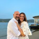 Bergüzar Korel Instagram - Tanıştığımızda halit şu anki yaşımdan 7 ben ise 18 yaş küçüktüm. Fotoğraftakilerin yarısından fazlasının ortalaması ise sanırım 30 yıl. Sizce ben kaç yaşındayım? Teşekkürler. #latethirties #fortysomething Maldives Islands