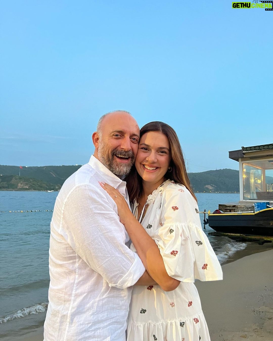 Bergüzar Korel - 328.5K Likes - Tanıştığımızda halit şu anki yaşımdan 7 ben ise 18 yaş küçüktüm.
Fotoğraftakilerin yarısından fazlasının ortalaması ise sanırım 30 yıl.
Sizce ben kaç yaşındayım?
Teşekkürler.
#latethirties
#fortysomething