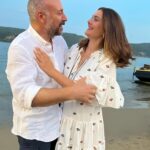 Bergüzar Korel Instagram - Tanıştığımızda halit şu anki yaşımdan 7 ben ise 18 yaş küçüktüm. Fotoğraftakilerin yarısından fazlasının ortalaması ise sanırım 30 yıl. Sizce ben kaç yaşındayım? Teşekkürler. #latethirties #fortysomething Maldives Islands