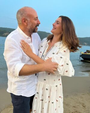 Bergüzar Korel Instagram - Tanıştığımızda halit şu anki yaşımdan 7 ben ise 18 yaş küçüktüm.
Fotoğraftakilerin yarısından fazlasının ortalaması ise sanırım 30 yıl.
Sizce ben kaç yaşındayım?
Teşekkürler.
#latethirties 
#fortysomething