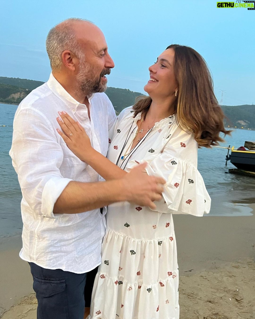 Bergüzar Korel - 328.5K Likes - Tanıştığımızda halit şu anki yaşımdan 7 ben ise 18 yaş küçüktüm.
Fotoğraftakilerin yarısından fazlasının ortalaması ise sanırım 30 yıl.
Sizce ben kaç yaşındayım?
Teşekkürler.
#latethirties
#fortysomething